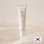 Beauty of Joseon Revive Eye Serum Ginseng + Retinal product packaging Lightweight eye serum texture on skin close-up Under-eye application of ginseng retinal serum Korean skincare Beauty of Joseon eye serum product shot Hydrating anti-aging eye serum swatch